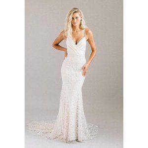 LAUDAE Corta Velvet and Lace Wedding Dress